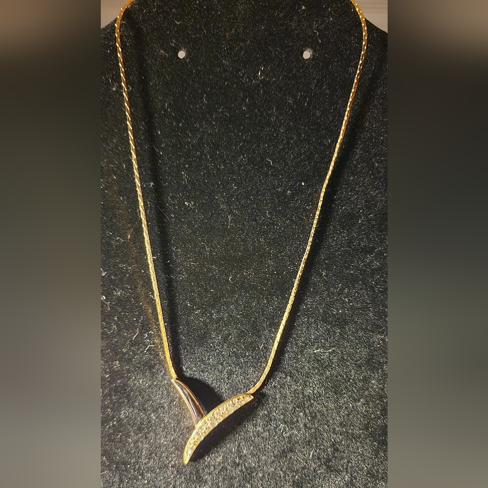 Trifari Gold-Tone V-Shaped Pendant Necklace with Black Enamel & Rhinestone Vtg - Picture 7 of 8